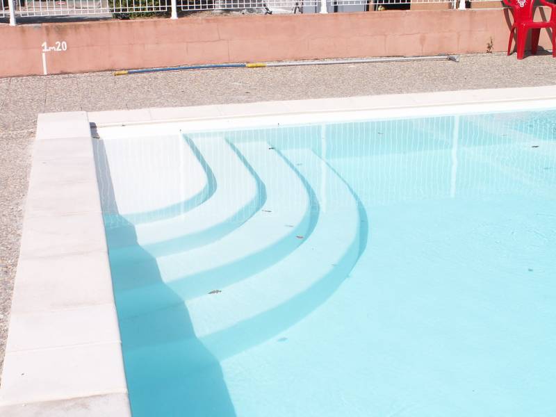 installer un escalier de piscine sur mesure a roquebrune sur argens